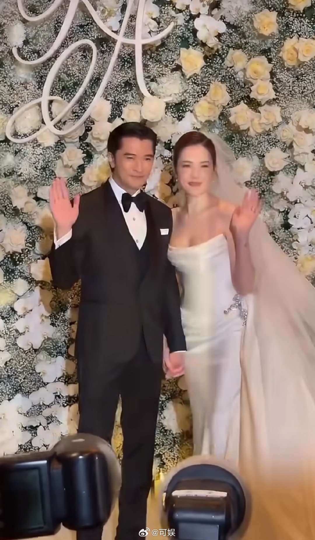 #邱泽和许玮宁的婚礼好欢乐# 这场迟到四年的婚礼，真的把"欢乐"两个字诠释到了极致！
没有端着明星婚礼的距离感，全程松弛又自在。许玮甯穿好礼服拉开帷幕，两个人对视几秒就忍不住笑场。邱泽被拍到紧张到红耳根，拍照时憋笑的样子反而更真实可爱。
整场婚礼最出圈的就是创意抢捧花环节，朋友们全都玩 ​