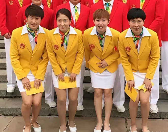 一张照片，当年的国乒女队四大主力。里约奥运的四位姑娘，个个实力顶尖，拿遍各大世界冠军。时过境迁，大多已经离开赛场。这四位女将，你最喜欢的是哪一位？评论区聊聊。