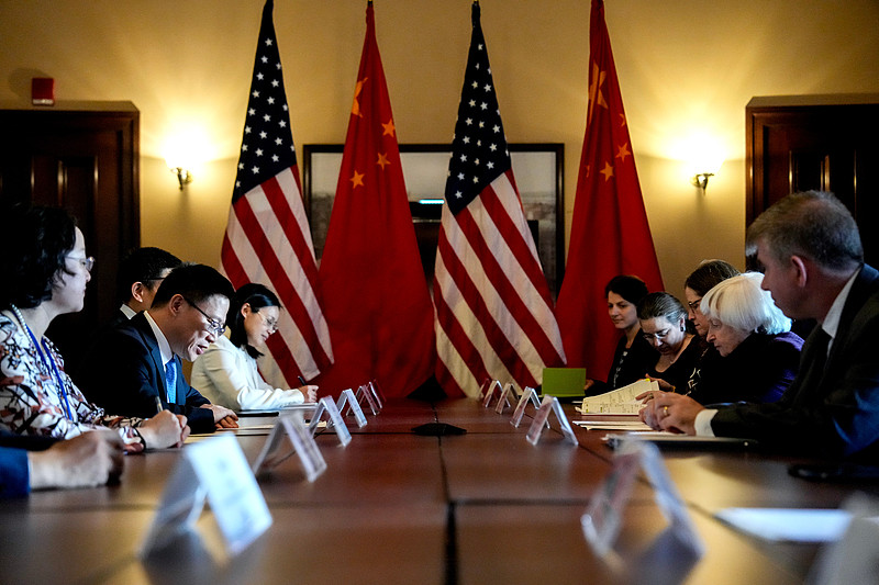 这次中美达成的八点成果共识，翻来覆去看了好几遍，最戳人的就是双方同意建立两国禁毒合作的新渠道，美方要协助中方对 fentanyl 前体化学品实施管制，之前跨境禁毒这块卡了快三年，终于有了实质性的推进。
还有恢复中美之间的航班这事，现在每周往返的班次才70趟左右，对比疫情前的每周340多趟差了快5倍，