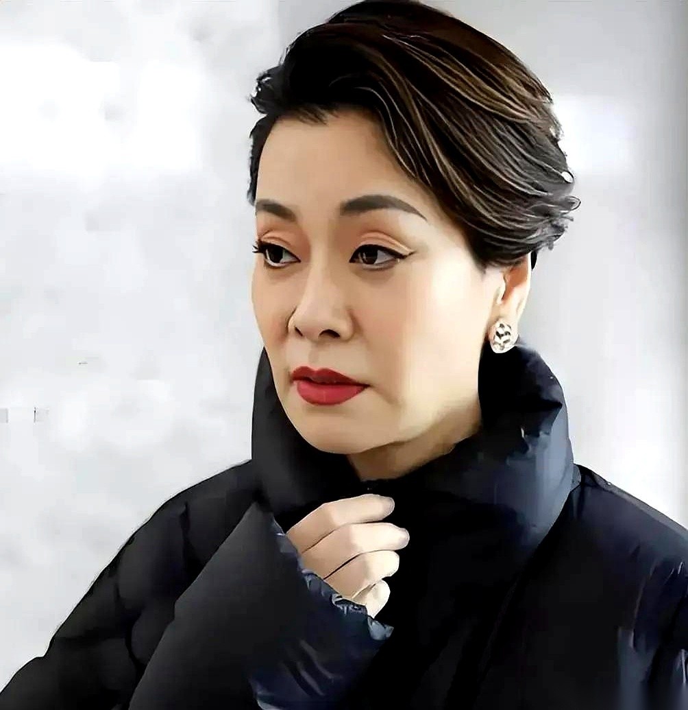 毛阿敏在春晚一唱成名、兜里刚攥紧大钱那一年，干出的第一件轰动事，就是在上海全款买下两套房，户主分别写上两个亲哥哥的名字。
当时不少人在背后撇嘴，说她刚红就显摆，标准的暴发户做派。
但凡知道她家当年底细的人，一个字嘲讽的话都吐不出来。这两套水泥砖头垒起来的房子，她根本不是在阔绰打赏，而是在还债——还两