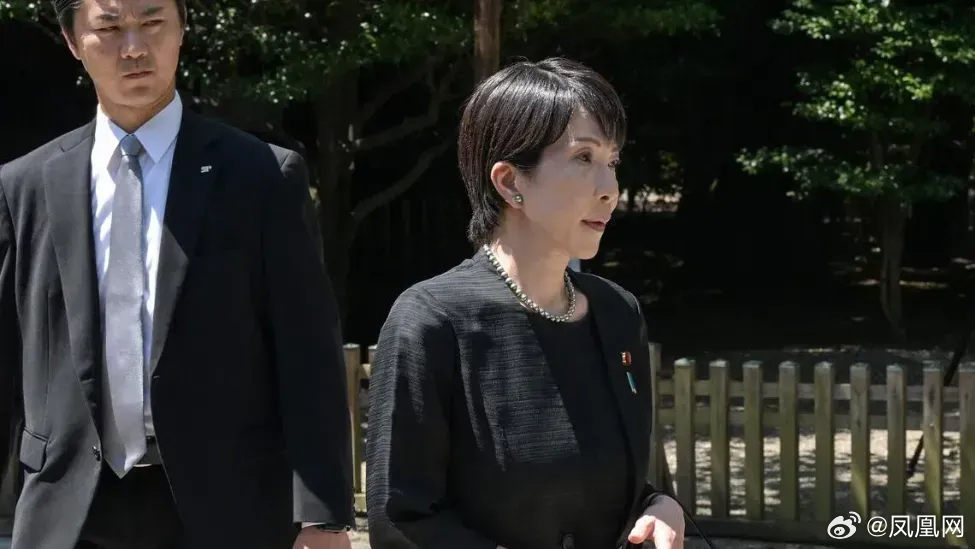 【日媒：中美韩都反对，#高市大概率放弃8月15日参拜靖国神社#】据日本时事社8月13日报道，鉴于中美韩三国都会反对，日本首相高市早苗计划不在15日“终战日”（战败投降日）前往靖国神社参拜。
日本内阁官房长官木原稔本月7日在记者会上表示：“参拜与否，将由首相本人作出恰当判断。”高市身边人士直言 ​