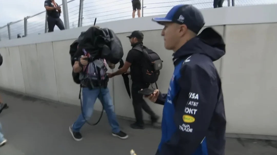 哈贾尔抵达了赞德沃特赛道，但因手腕受伤无法参加本周比赛。
#F1#2026F1荷
