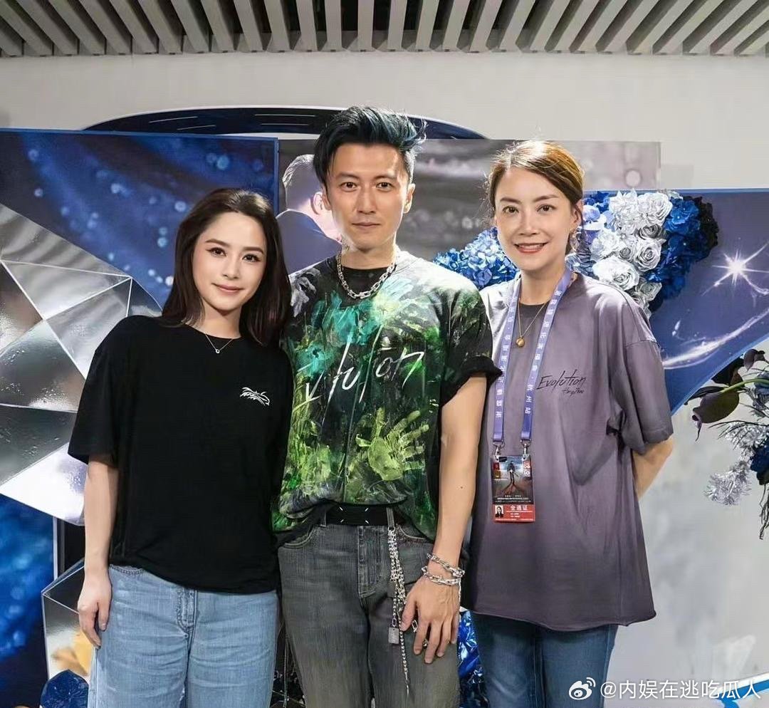 谢霆锋和阿娇合照怎么感觉紧张兮兮的？明明是老搭档，合照却像第一次见面 ​
