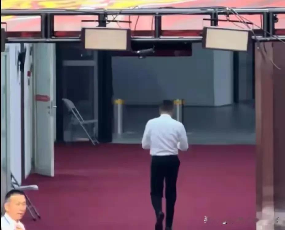 广东男篮崩了！主场大比分落败同城对手广州男篮，不仅晋级希望渺茫，更惨痛...