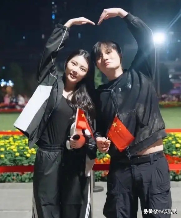 连发6篇小作文劝离婚，尹子维8条怒怼：想抢走徐冬冬，门都没有！
网友连写六篇千字长文，替徐冬冬“审判”婚姻，劝尹子维体面退场。可笑的是，通篇把徐冬冬写成“余冬冬”——你连她名字都没认对，却敢断定她过得不幸福？

尹子维没走公关话术，直接连发怒怼：“好不容易追回的老婆，想抢走门都没有。”这话不好听，但