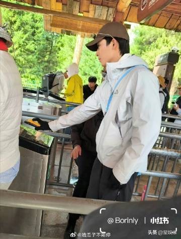 网友在新疆偶遇了王星越旅行，路人随手拍都这么帅