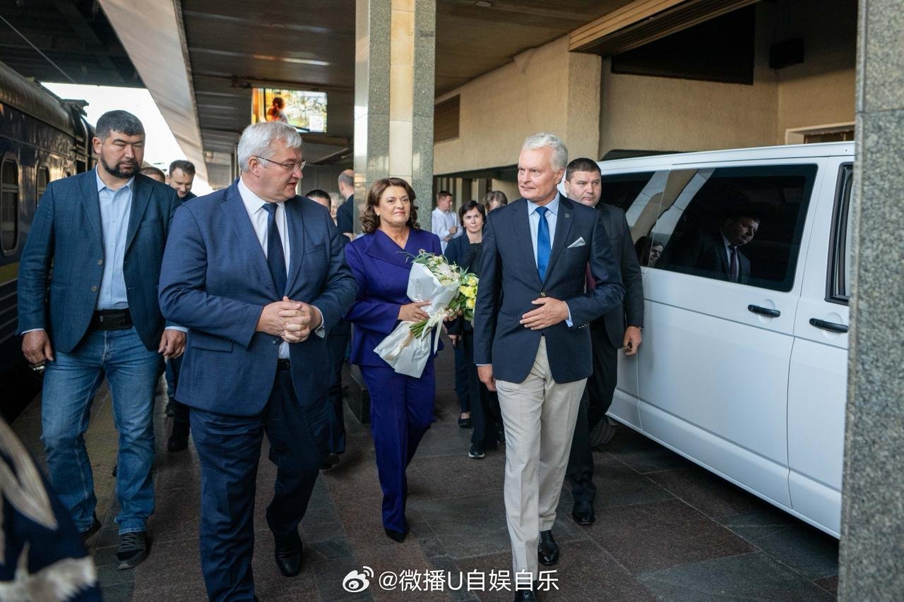 立陶宛总统吉塔纳斯·瑙塞达刚刚抵达基辅，在乌克兰独立日前夕展开为期两天的访问。他将与泽连斯基会面，出席国旗日和独立日庆祝活动，与北欧和波罗的海盟友举行会谈，并参加“自愿联盟”会议。 ​