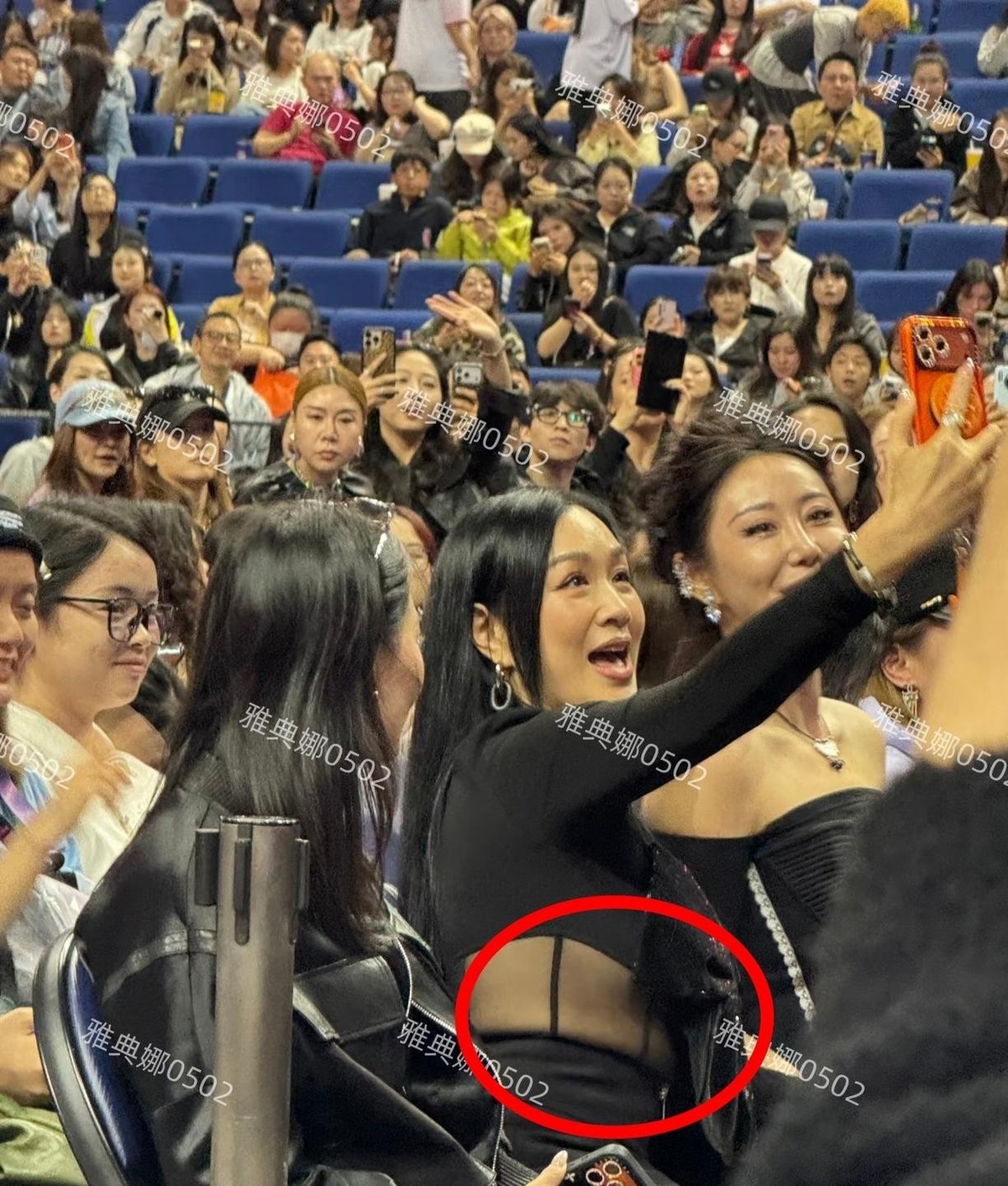 在王嘉尔演唱会上碰到了钟丽缇，她打扮得确实挺显年轻，但跟平时短视频里那种又瘦又绝的状态，差距属实不小。

现场生图一出来，不少人又开始挑刺，说她大骨架还非要穿紧身，肚子上的小肉肉都藏不住，显得整个人膀大腰圆。

可我就纳闷了，现在的镜头是不是对五十多岁的女人太苛刻了点？非得饿成一把骨头、瘦成纸片人才