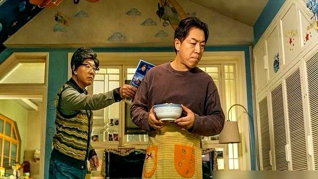 张译在片场一回头，李晨和邢佳栋这帮老伙计全站在一起。

陈思诚这回把刑侦新片神探之痕迹塞进国庆档，直接死磕四桩横跨四十年的真实大案。李雪健坐镇，王俊凯范丞丞陈飞宇全扎堆往里挤。

之前搞别的题材没掀起水花，他干脆掉头杀回悬疑老本行。死死咬住中国刑警之魂崔道植的真实经历，交由张译挑大梁。

这套新老交