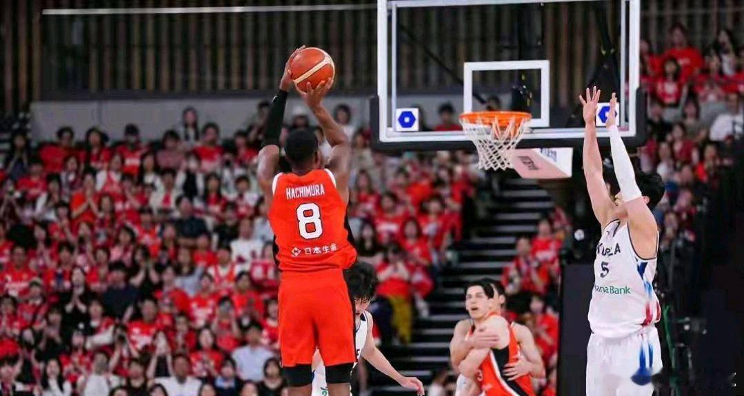 北京时间8月15日，东京男篮热身赛，日本男篮88‑68大胜韩国男篮，拿...