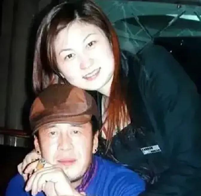 1996年，被女友养了3年的杨坤，终于把女友熬得山穷水尽。分手时，女友摘下唯一值钱的金项链，对他说：“留着做个念想吧！”
 
没想到，第二天一早，杨坤就把项链卖了800块钱！
 
揣着那八张皱巴巴的百元钞，他先去了房东家。房东是个五十多岁的北京大妈，正拎着菜篮子要出门。杨坤数出四百块递过去，大妈接过
