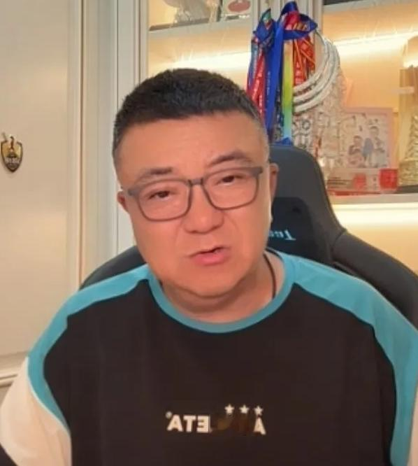 吕孟洋进入西班牙人U19B后，董路又一次把自己推到争议中心。他在公开采访中放出悬赏：一年内，谁能把中国球员送进西班牙人U19B，不论用什么方式，他个人出46万元奖励。这个数字比中国足协相关留洋资助最高额度45万还多一万。不是500万，也没有“送不进给对方50万”的反向赌约。真正值得看的，是46万背后