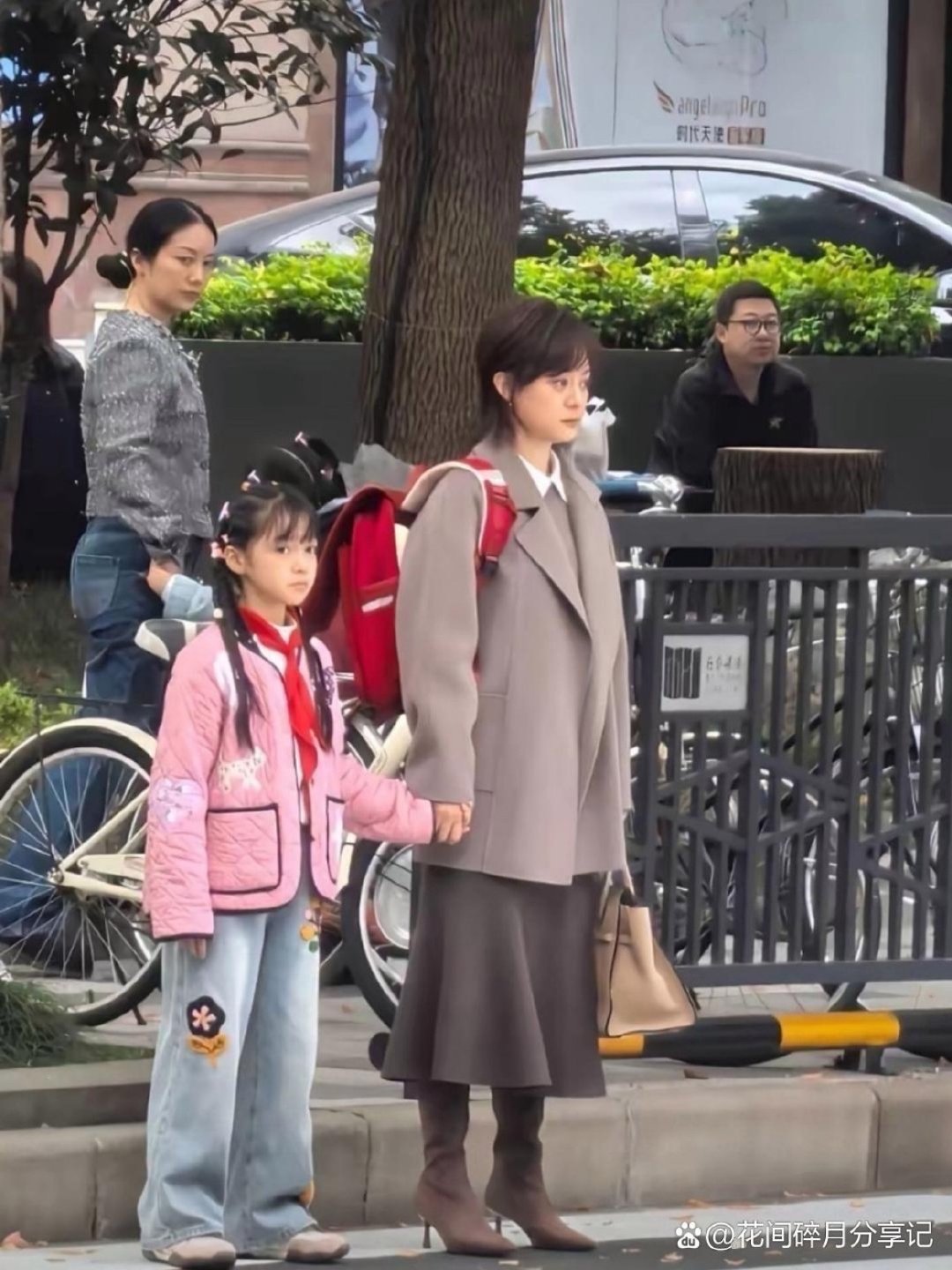 这就是孙俪啊！就是饰演甄嬛的那位。我在无锡口腔医院门口偶遇了她，真人比荧幕里还要好看，身材高挑，颜值特别出众！当时她背着红色书包，带着孩子过马路，应该是送孩子上学。 ​