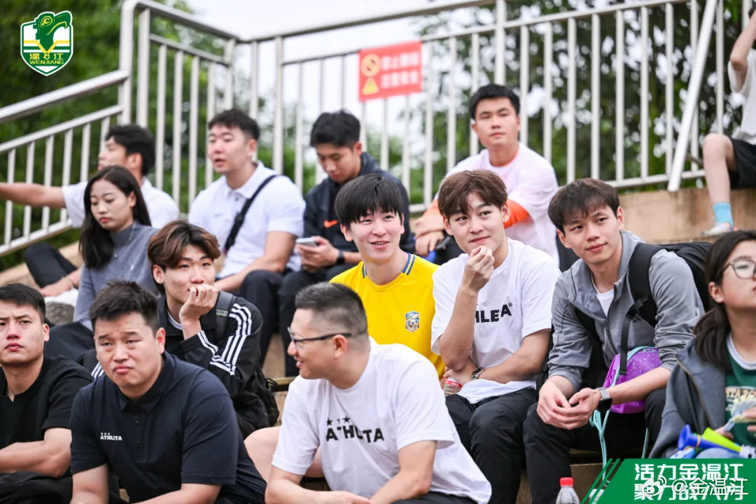 【绿茵首秀，热爱开场！幸福成都足球联赛温江赛区开赛】#温江播报#脚下风起，呐喊震天。9月12日，捷达·成都市第十三届全民健身运动会足球赛暨幸福成都足球联赛正式鸣哨开赛。赛事落子温江足球基地、城东足球公园、锦江体育公园三大赛场，赛程从9月12日持续至10月17日。23支成都本土球队将轮番上阵，逐 ​