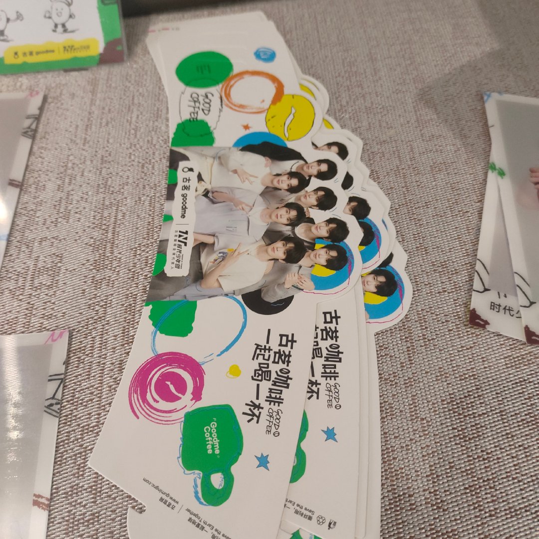 #时代少年团周边中转站[超话]# 古茗咖啡周边单人光栅卡+单人贴纸，出马嘉祺丁程鑫张真源严浩翔贺峻霖12567的，单人13.5包，今天可以发

要杯套+1，要纸袋+1.5 ​