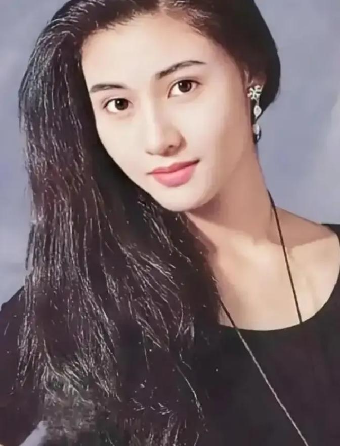 2003年，天上人间的老板覃辉跑到香港去招商，经曾志伟介绍认识了李嘉欣，本来约了几次，挺顺的，结果李嘉欣突然就不愿再见他了，覃辉急得让曾志伟去说情，李嘉欣只回了一句话，让他当场下不来台。
 
覃辉在半岛酒店套房里来回踱步。曾志伟电话里支支吾吾，只说“李小姐最近忙”，但他听得出话音不对。
 
他叫秘书