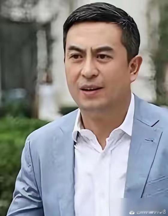 张嘉益这回算是被一口黑锅砸脸上了
《主角》冲奖在即，女演员韩沛颖直播发疯，张嘴就影射刘浩存14岁就跟导演了。结果一查时间线，人家那年还在读初中，纯属造谣。
刘浩存工作室直接上律师函，韩沛颖赶紧道歉，说压力大说错话。张嘉益工作室连夜发声明，说这人不是我艺人，跟我没关系。
可问题是，张嘉 ​