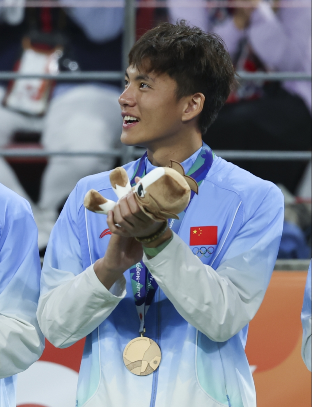不拿金牌也登新闻联播，U23国足的这枚铜牌，照亮中国足球的一束光
 
本届名古屋亚运会落下帷幕，在男子三大球整体表现不尽人意的大背景下，U23国足拿到的这一枚铜牌，显得格外珍贵。这不仅是中国男子三大球在本届亚运唯一收获的奖牌，这份成绩还登上了《新闻联播》，成为为数不多没有拿到金牌，却获得国家级媒体重