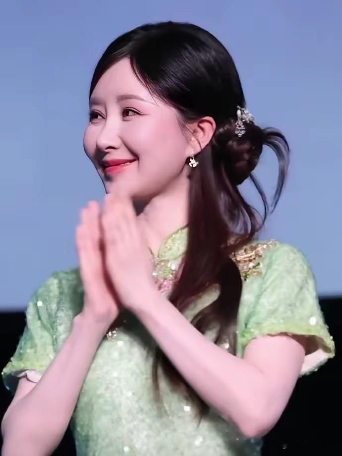 舒畅正面回应脸部争议，坦言接纳真实状态！
 
9月19日，演员舒畅因为面部状态话题冲上热搜，不少网友翻出近期活动现场照片，引发大量讨论，随后舒畅本人直接晒出自拍，大方回应网友的热议，态度从容坦然。
 
这次争议，源于近期一场线下活动的现场抓拍图，镜头里的舒畅面部看起来有些肿胀，不少网友看到图片纷纷留