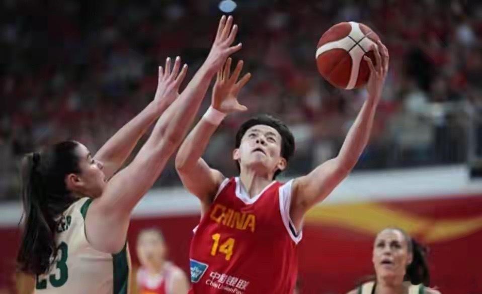 2026年女篮世界杯八强资格赛，中国女篮对阵波多黎各，比赛在北京时间9月9日23点45分进行。单场淘汰，胜者晋级八强，负者直接告别本届赛事。CCTV5将直播时间定在这个时段，相比小组赛凌晨两三点的场次，这个安排已经友好很多。但在柏林球场上等待中国女篮的，绝不是一场轻松的较量。
同一天，日本女篮63 ​