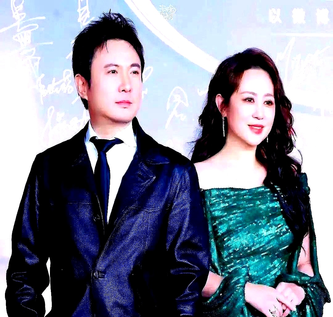 沈腾冷着脸刚说出“我一生最恨两个人”，马丽眼皮都没抬，顺嘴一句“恨父母把你生得太优秀”，全场笑疯了
 

看着是神级救场，细品全是让人窒息的压制。满肚子的情绪和委屈，被对方轻飘飘一句话定性成玩笑，再想往下倒苦水，反倒成了自己不识抬举，只能跟着干笑认输
 

这种憋屈，普通人在生活里天天碰上
 

上