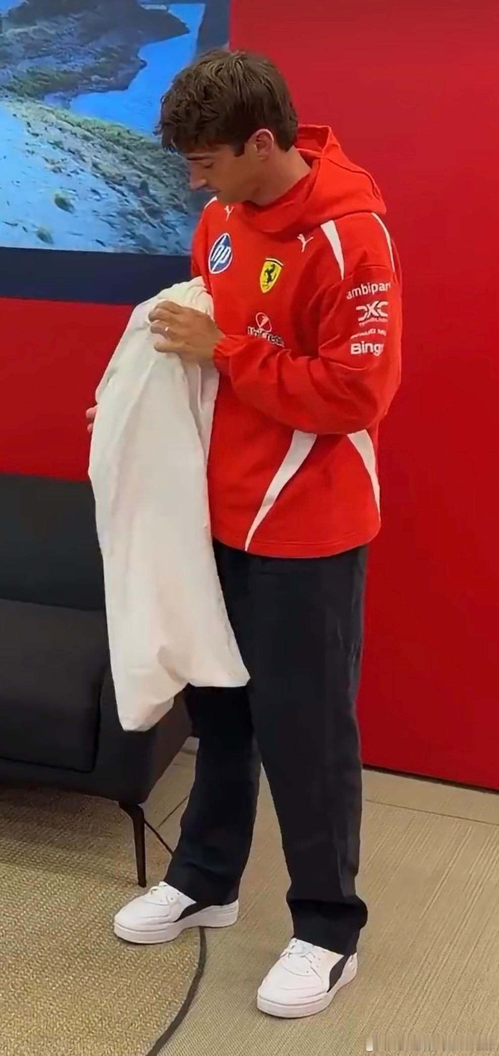 一家人出去玩，泡哥哐哐哐开始收拾衣服洗漱用品，此时认床的扣哥在给枕头套枕套，泡哥把红牛和护照签证全收拾好了，回头一看扣哥还在睡眼惺忪地套枕套，感受到泡哥无言的注视，还故意摆出一副心有余而力不足的无辜表情，气得泡哥一枕套套在他头上，打包了枕芯，连人带行李一起扔进了后座。扣哥条件反射 ​