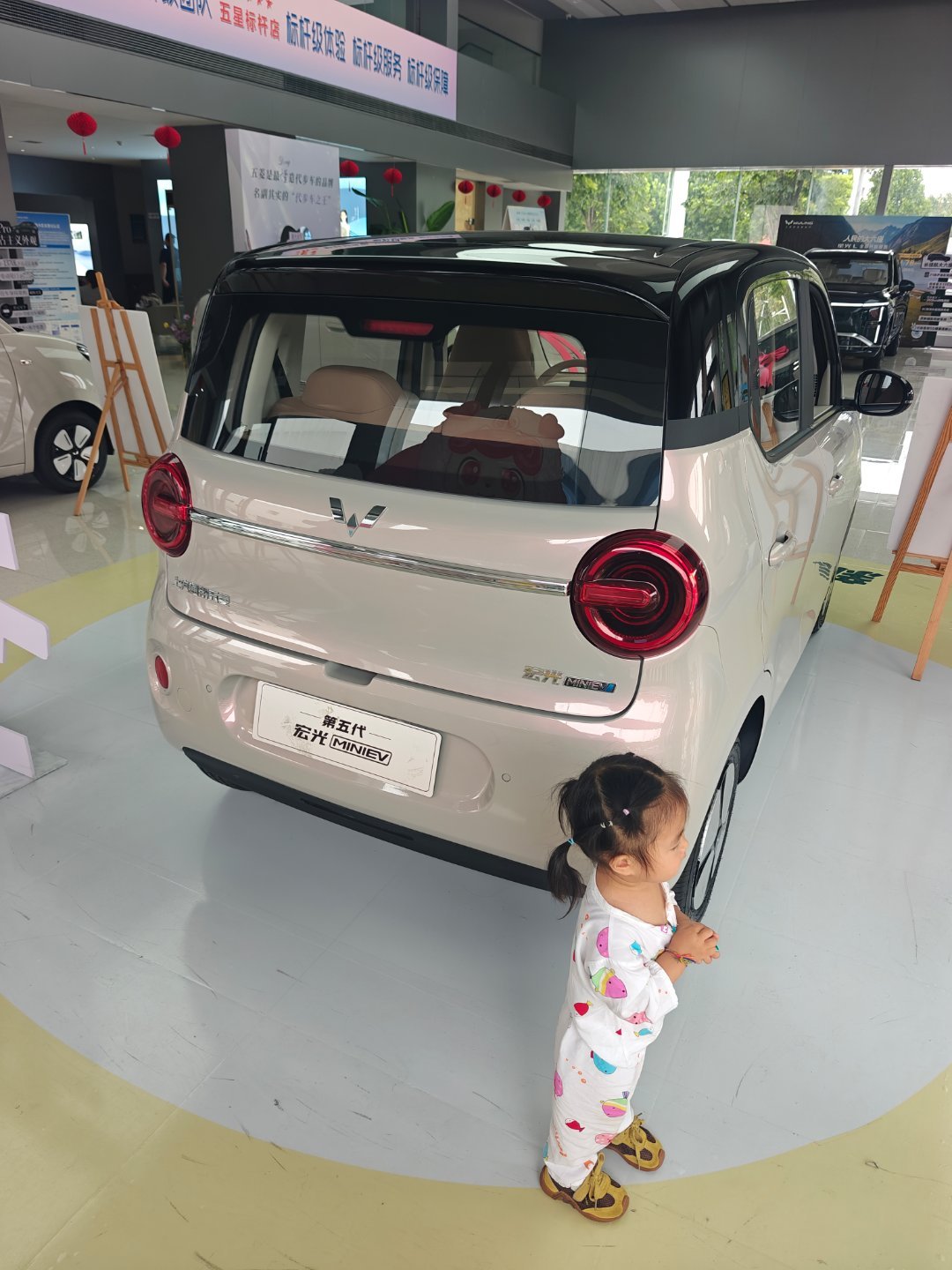 抽空到五菱4S店沉浸式看车，重点对比缤果Pro与第五代宏光MINIEV...