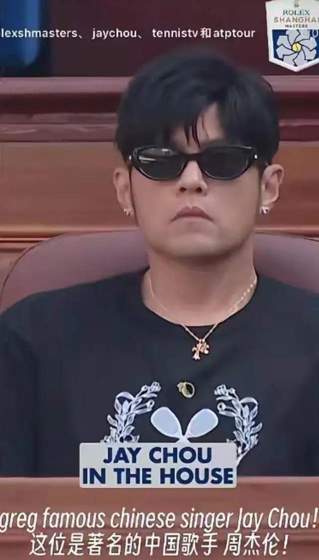 蔡康永事件之后，台湾又一位顶流公开表态！全网刷屏，太提气了！
 
全网刷屏、狠狠破防！上海网球大师赛全球直播现场，外籍主持人当众官宣：欢迎中国著名歌手周杰伦！
全程公开转播、无模糊、无折中！他坦然接纳身份，外网原样转发视频，不炒作、不解释，为何这波无声表态最让人安心？
 
近日，周杰伦携昆凌现身上海