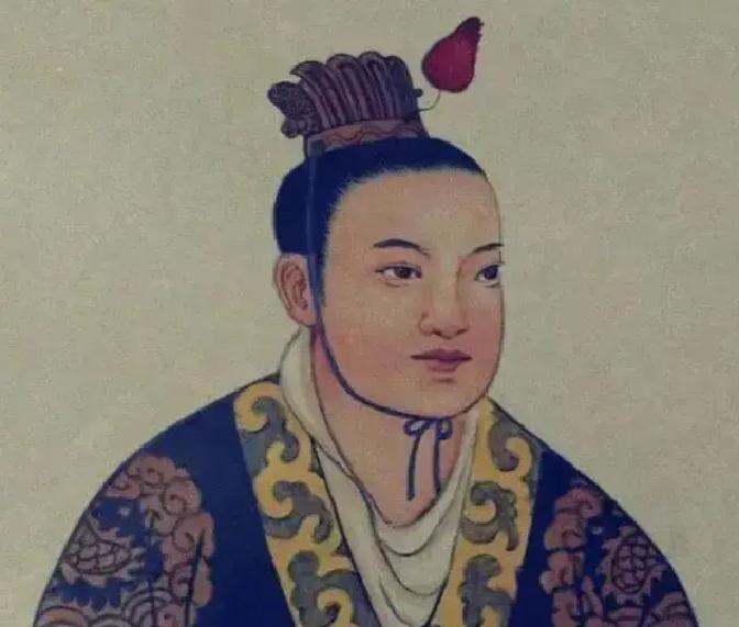 秦始皇死后，秦朝藏着一个被低估了两千年的狠人。他就是秦王子婴，即位仅46天，就一招夷赵高三族，完成了扶苏、蒙恬都做不到的精准反杀。
赵高派人到子婴府中传话，催他务必去宗庙斋戒，这是继位的规矩。子婴靠在榻上，脸色确实不好，只摆摆手说：“病体沉重，动弹不得。”使者来回几趟，话一次比一次急，子婴只是闭着眼