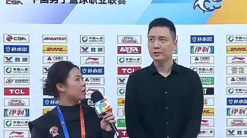 赢了比赛还要在镜头前公开挑刺，卢伟带这支上海男篮，确实有点越来越不讲情面的狠劲了。
按理说拿下福建怎么也算交了差，但赛后采访里卢伟一点护短的意思都没有，上来就泼了盆冷水，直言球队攻防两端其实打得都不行。
这话说得非常直接，根本没打算给场上梦游的人留面子。
全场真正让他点头认可的，反倒是前两场基
