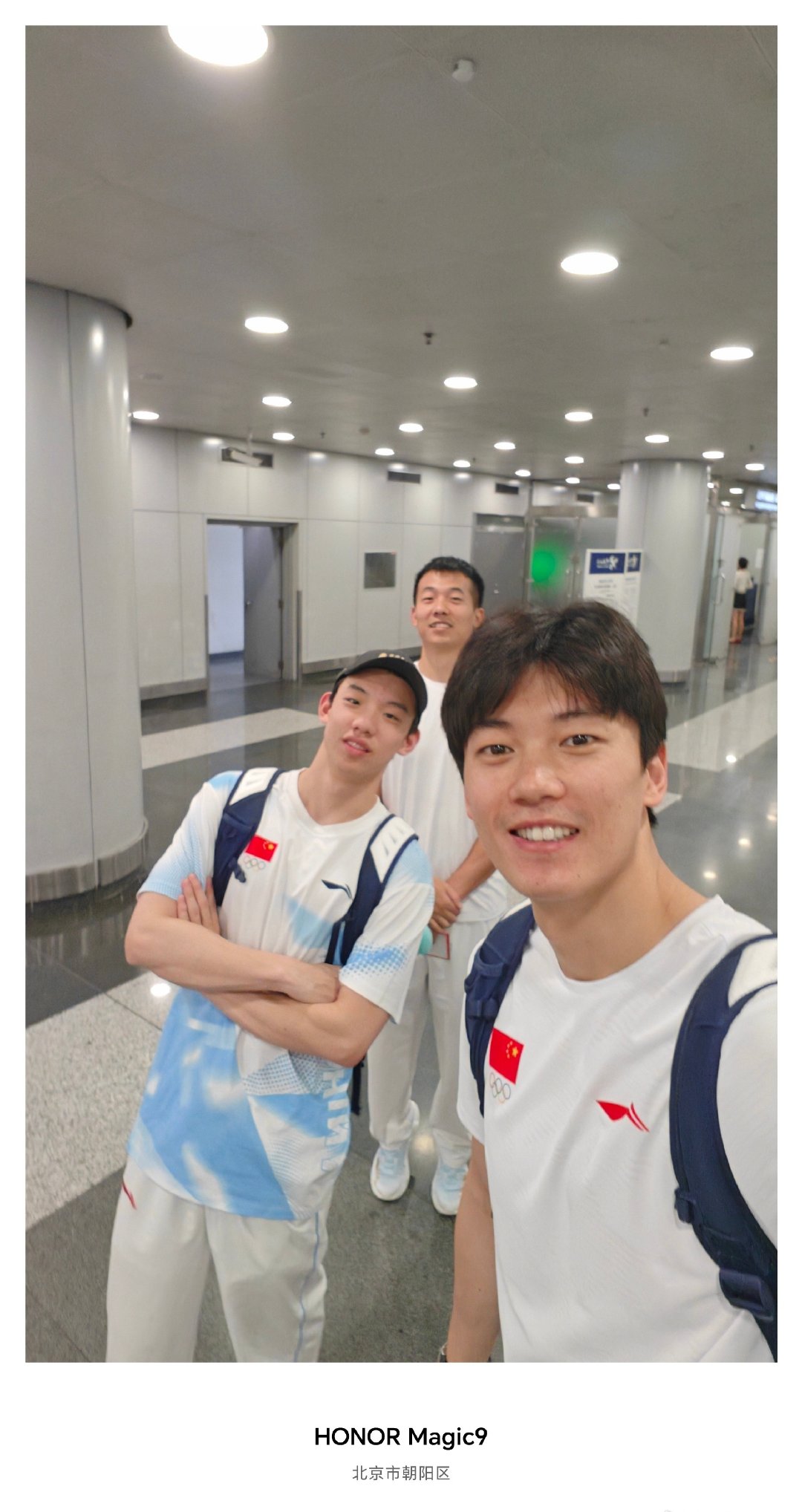#汪顺出征亚运的黄是金牌色#
迎来第五次亚运征程，32岁汪顺一身出征look里藏满金牌黄的美好寓意。蓝色队服搭配黄色五角星拉链、黄色挂件、黄色手机，满眼亮眼的黄色细节，被网友调侃“吸金黄buff就位”。黄色，本就是属于赛场的金牌色，承载着大家对他冲击200米混合泳三连冠的满满期许。
 
从2010年广州亚运16岁少年初登场，到如今五战亚运的泳坛老将，16年光阴书写属于汪顺的运动长片。一句“全力以赴，不留遗憾”的出征宣言，道尽老将的坚守与热爱。
 
那些机场奔赴、赛场冲刺的高光瞬间，值得被以电影感好好留存。荣耀Magic9黄色款，高颜值吸睛外观，搭配强悍硬件，联合阿莱深度合作研发的专业电影工作流与色彩科学，普通人也能捕捉充满故事感的画面。机身亮眼的金牌黄，和这份夺冠期许完美呼应。