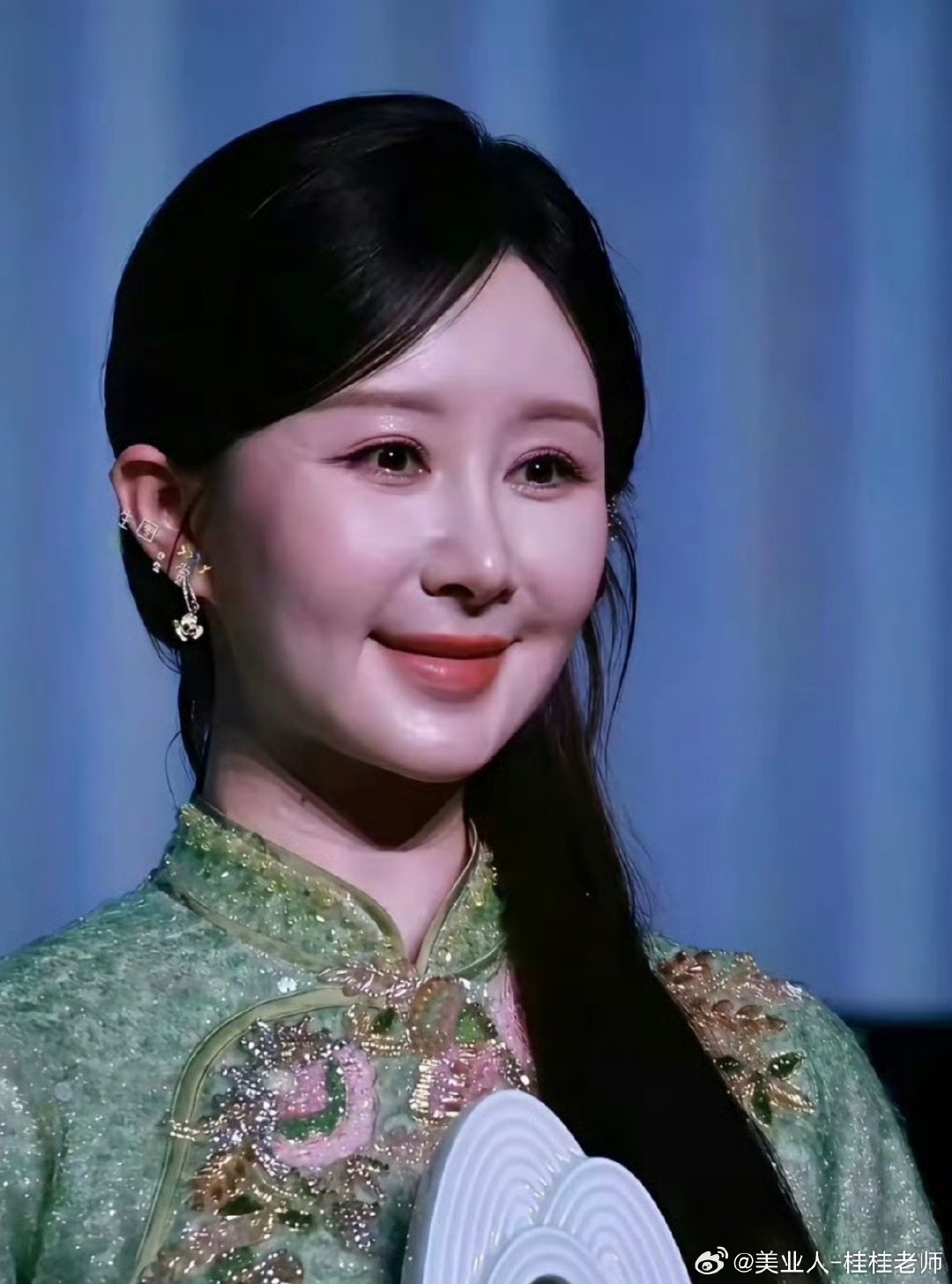 舒畅居然变成这样了？！
曾经很喜欢的女演员，
出道早，演技很在线。
现在居然透着有一股子奶奶的慈祥感了……. ​