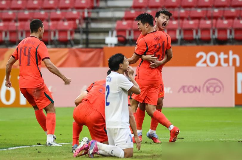 U23国足3比0干掉泰国，全场最佳却给了一个没进球没助攻的小子。搁以前评论区早炸了，这回居然没人骂？
依木兰，21岁，小组赛一分钟没上，淘汰赛直接首发。第14分钟快发任意球，一脚撕开防线，毛伟杰单刀。第31分钟定位球精准砸到吴曦头上，门线混战差点破门。传球成功率、推进次数全队第一，泰国中场被他溜得