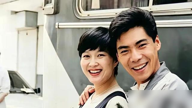 68岁的方舒被拍到了，满头白发，素颜坐在老小区里。当年她可是为了小10岁的屠洪刚，离婚也要嫁的影后。
挺着大肚子那张合影还在，眼神全是笃定。可日子没过下去，柴米油盐，女强男弱，加上那点年龄差，到底磨没了。2002年离的，她一个人把女儿拉扯大。
再看屠洪刚，商演走穴，三婚娶了小岳，日子倒稳当。《霸