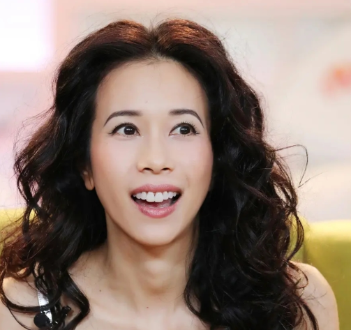 多年来，莫文蔚经常被媒体问到同一个问题：结婚多年，为何没有生育自己的孩子？
 
要理解莫文蔚的选择，可以从1987年说起。17岁的莫文蔚离开香港，进入意大利杜伊诺的亚德里亚海联合世界书院读书。

学校后来公布的校友资料显示，莫文蔚和德国学生Johannes Natterer同属1987年至1989届