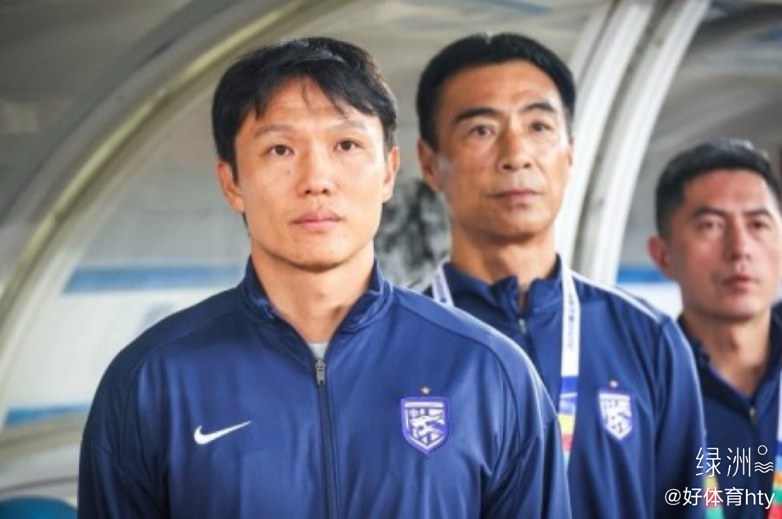 《好体育》复盘了武汉三镇的坠落轨迹。中超第28轮他们主场1比3不敌上海申花，以负5分开局的赛季就此只剩理论保级希望：28轮过后5胜12平11负积22分排名第15，距安全区内的河南队还差6分，联赛只剩两轮，既要全胜又盼对手全败。
曾经靠斯坦丘、马尔康等强援豪夺中超冠军的凯泽斯劳滕神话缔造者，为何走到 ​
