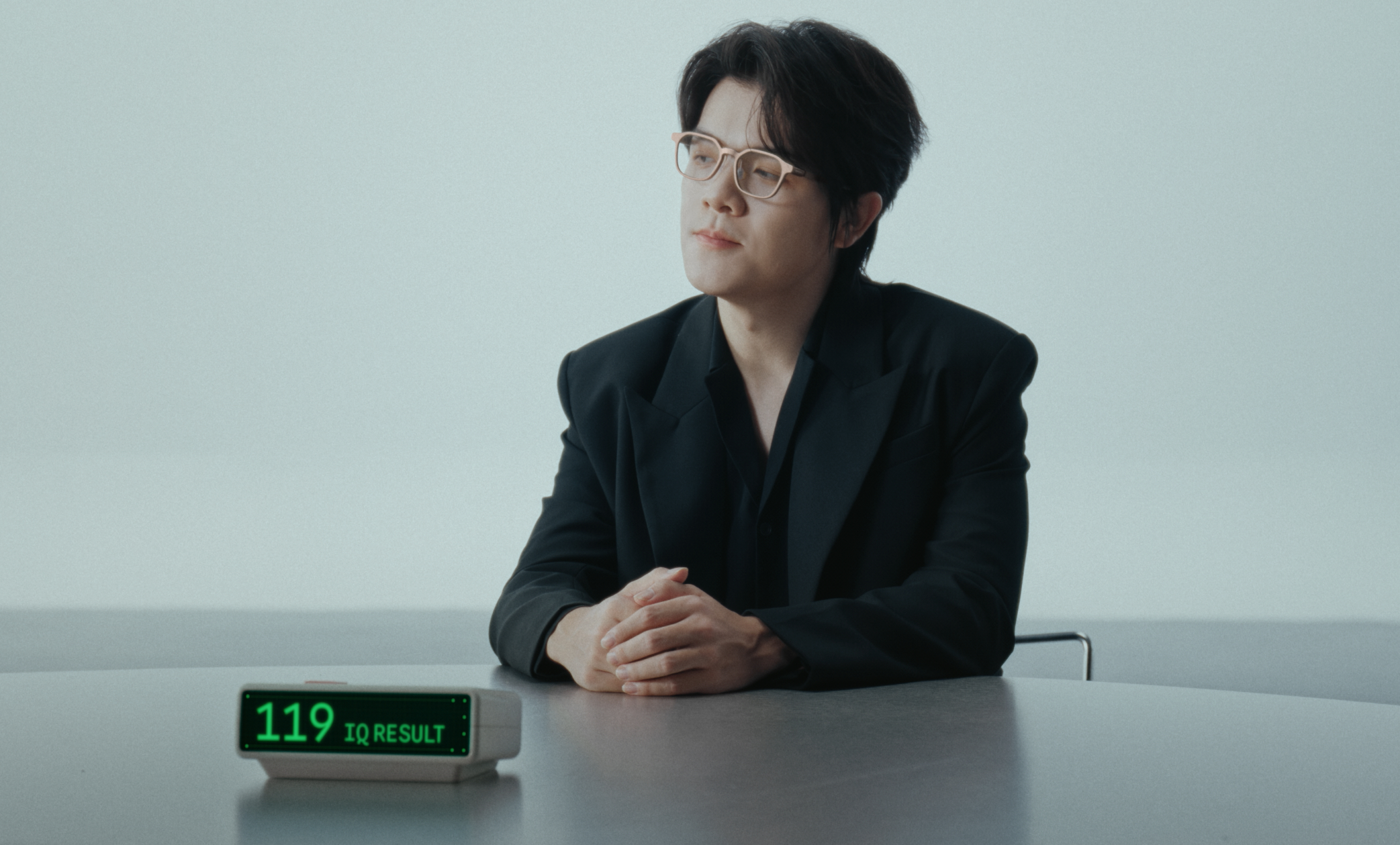 柯洁大战AlphaGo已经是快十年前的事情了，当时有多少人想到AI现在可以发展成这样？

以前柯洁和AI下棋是“人类和算法”的较量，现在柯洁也想明白了，AI能告诉你胜率99%的一手，但围棋有趣之处还包括盘算对弈的那个人到底在想什么。AI可以算胜率，人却能读懂对手不愿面对的选择。所以柯洁现在说：我能算 ​