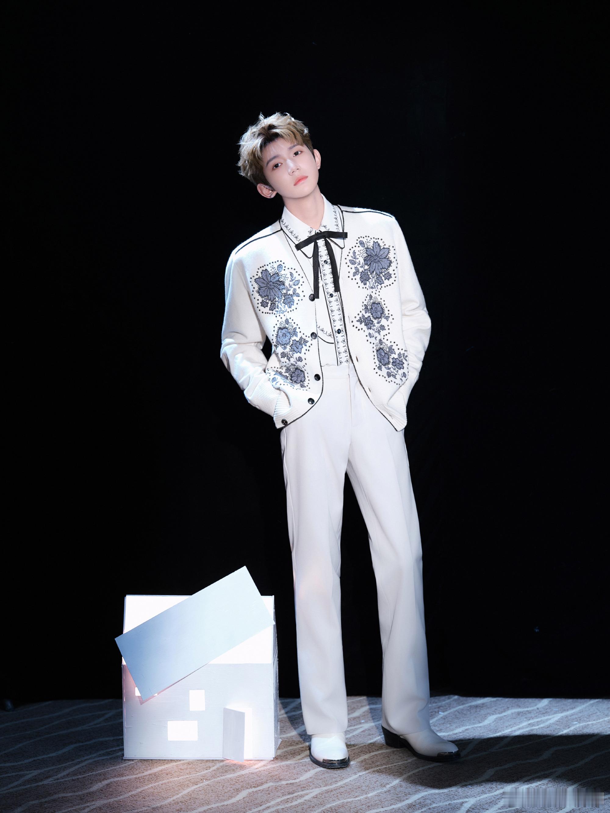#王源[超话]#  想要经验宝宝们，会回的[爱你] ​