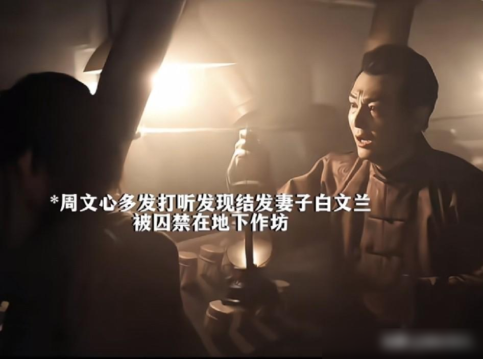 李现演疯了这个上官诚明。大婚当天满门被灭，他跪在河里拽着弟弟妹妹，哭到喉咙里发不出声。
转头就换了张脸，拜师学骗术，混进仇人窝里当孝子贤孙。最狠的是他跟李一桐那场戏，拜过堂的夫妻，隔着血海深仇互相试探，手指都在抖，嘴里没一句真话。
钱家那帮人更绝，祖爷没死就急着分家产，亲闺女死了连滴泪都没有。全