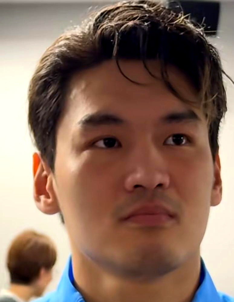 “我一人分你们0.5秒，随便游。”

接力赛前，看着身边紧张到腿软的队友，徐嘉余拍着胸脯，像个大哥一样把所有压力扛在自己肩上。队友董志豪第一次进决赛，吓得直哆嗦，全靠徐嘉余第一棒拼了命往前冲，给他抢出了足够的优势。

潘展乐说，跟他接力四年，全靠他兜底。这句“兜底”，是一个运动员对另一个运动员最高的