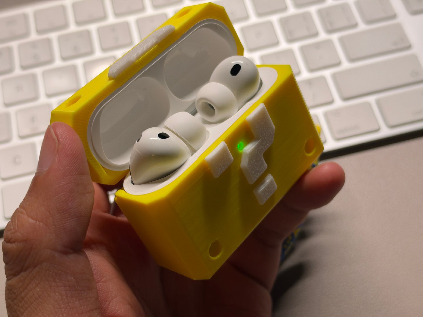 给我的AirPods Pro 3D打印了一个保护壳，之前那个总是容易自己弹开！效果不错，严丝合缝！[666] ​