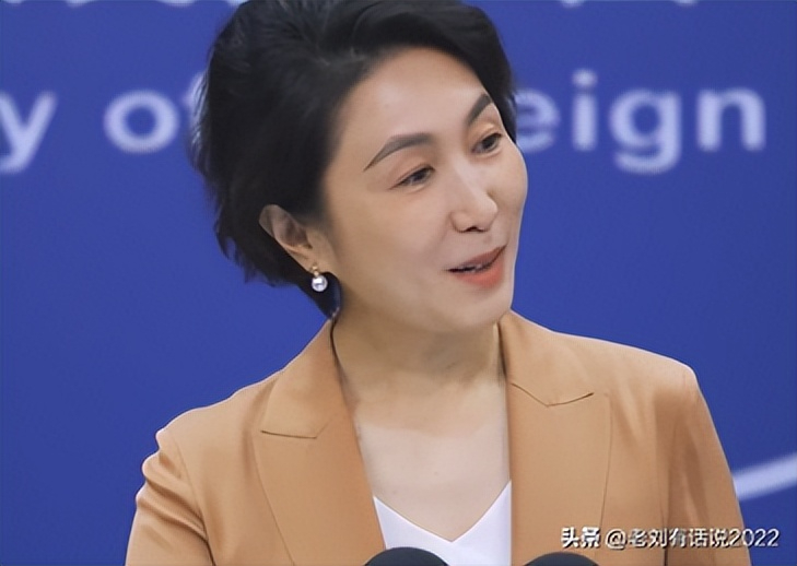 笑中国没厕所，5天后没了讲台！

扳倒白宫发言人的，不是厕所，是一张没考过的执照！

因为撒谎在中国通过了法考，扎卡里亚成为任期最短的白宫发言人，只干了五天。

本来想蹭中国的热度，没想到翻车了，四十多岁的人了，还没莱维特聪明，长得也没莱维特好看。

真正把她问倒的，不是那句关于厕所的话，是紧接着那