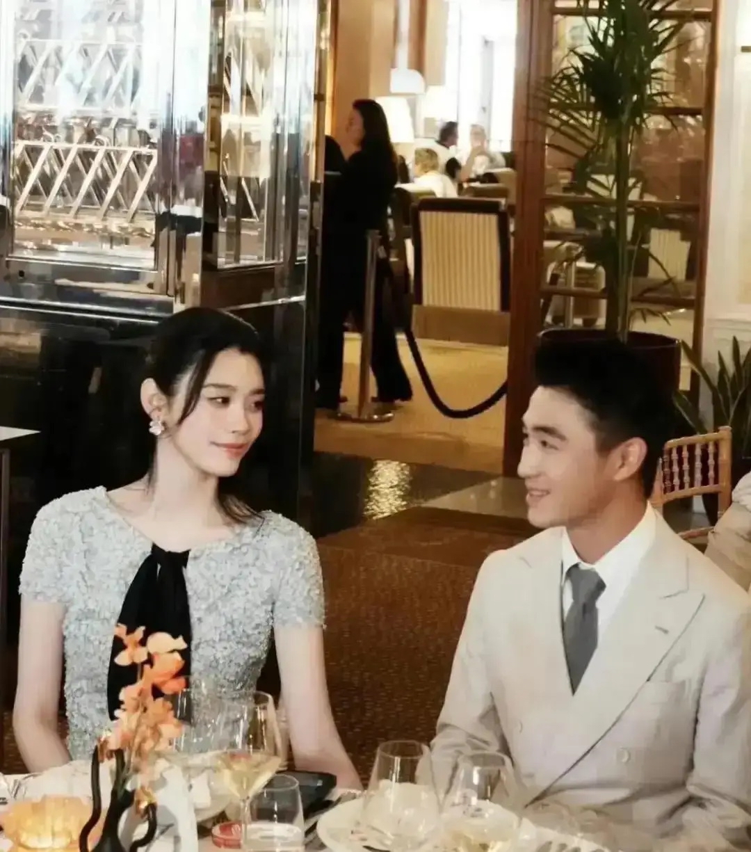 梁安琪婚前派人三回摸底奚梦瑶这件事，把豪门择偶的现实摊到明面上，赌王家族本身盘根错节，手里资产牵扯众多利害关系，四太对待儿子择偶自然不会放任何猷君凭着一腔喜好行事，坊间传闻她不光派遣人手前往上海摸排奚梦瑶过往求学、工作还有社交圈子的各类情况，私下还设置不少考验观察对方心性处事，豪门选儿媳从来不是单纯