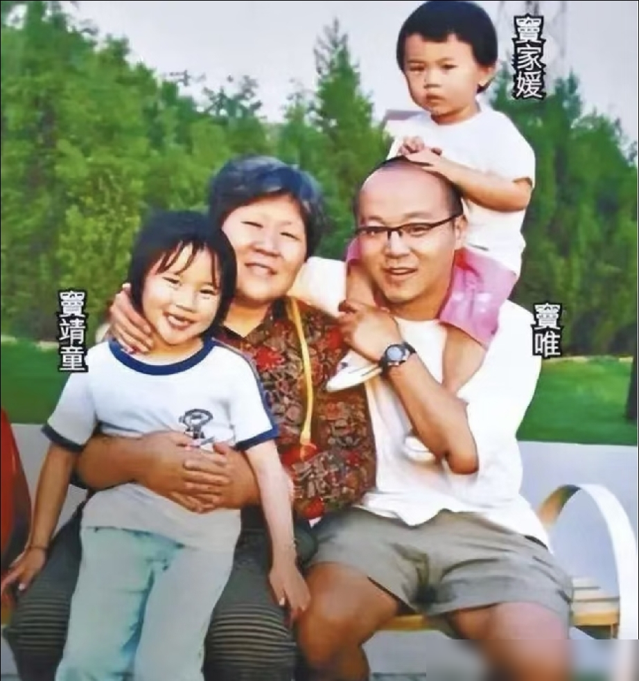 窦佳嫄十四五岁第一次约窦靖童喝下午茶，俩人干坐一下午，愣是没说几句话，各自走了。
同父异母，一个跟王菲过，一个跟高原过。从小没怎么见过面，血缘上最亲，现实里最生。
尴尬了差不多两年，窦佳嫄又主动约了一次。这回不一样了，聊开了。后来她发新歌，窦靖童第一时间转。窦靖童开演唱会，她躲台下看着。逛街、爬