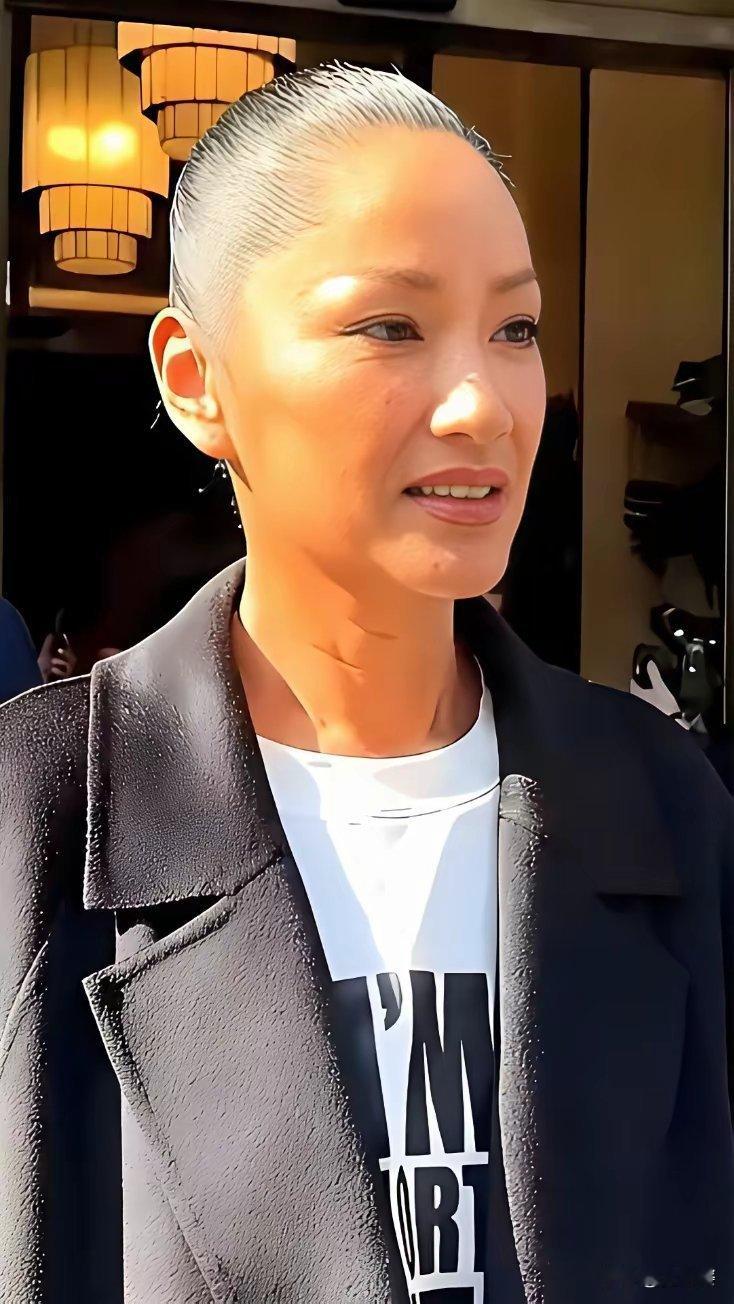 以前瞿颖多惊艳啊，妥妥顶级大美女，红遍全国的超模。现在一晃也老得认不出了。 ​
