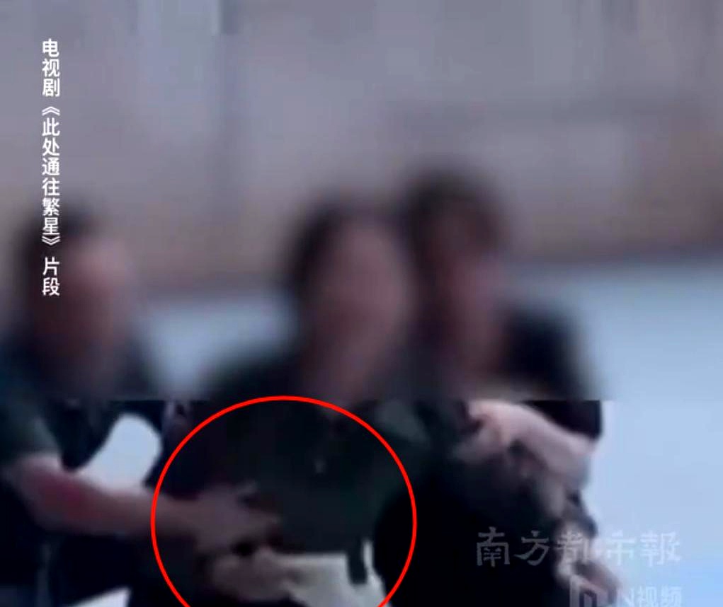 某剧组片场，一名女群演跪地入戏求饶，身旁男演员却趁机下手，借着镜头死角多次揉捏女方胸部，满脸坏笑地把现场当成了满足私欲的场所。更让人心寒的是，导演没喊停，后期剪辑审核直接放行，把这段赤裸裸的猥亵画面播了出来。
 

大众目光平时全盯着光鲜亮丽的明星主演，却把底层群演当成了无人管的透明人。没有经纪团队