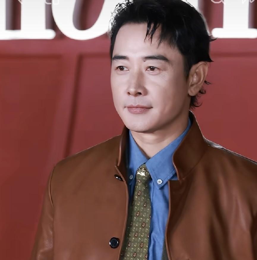 罗晋这次露面，差点让人没认出来，整个人肉眼可见地圆润了一大圈。
换作别的男演员在中年发福，评论区估计早就全是“油腻”、“身材管理垮掉”的吐槽声了。
可偏偏到了罗晋这儿，大家不仅没骂，反而都在感慨：这哪是变胖，分明是日子过得太滋润，把幸福都写在脸上了。
他前几天跑线下活动，一走出来下颌线明显模糊