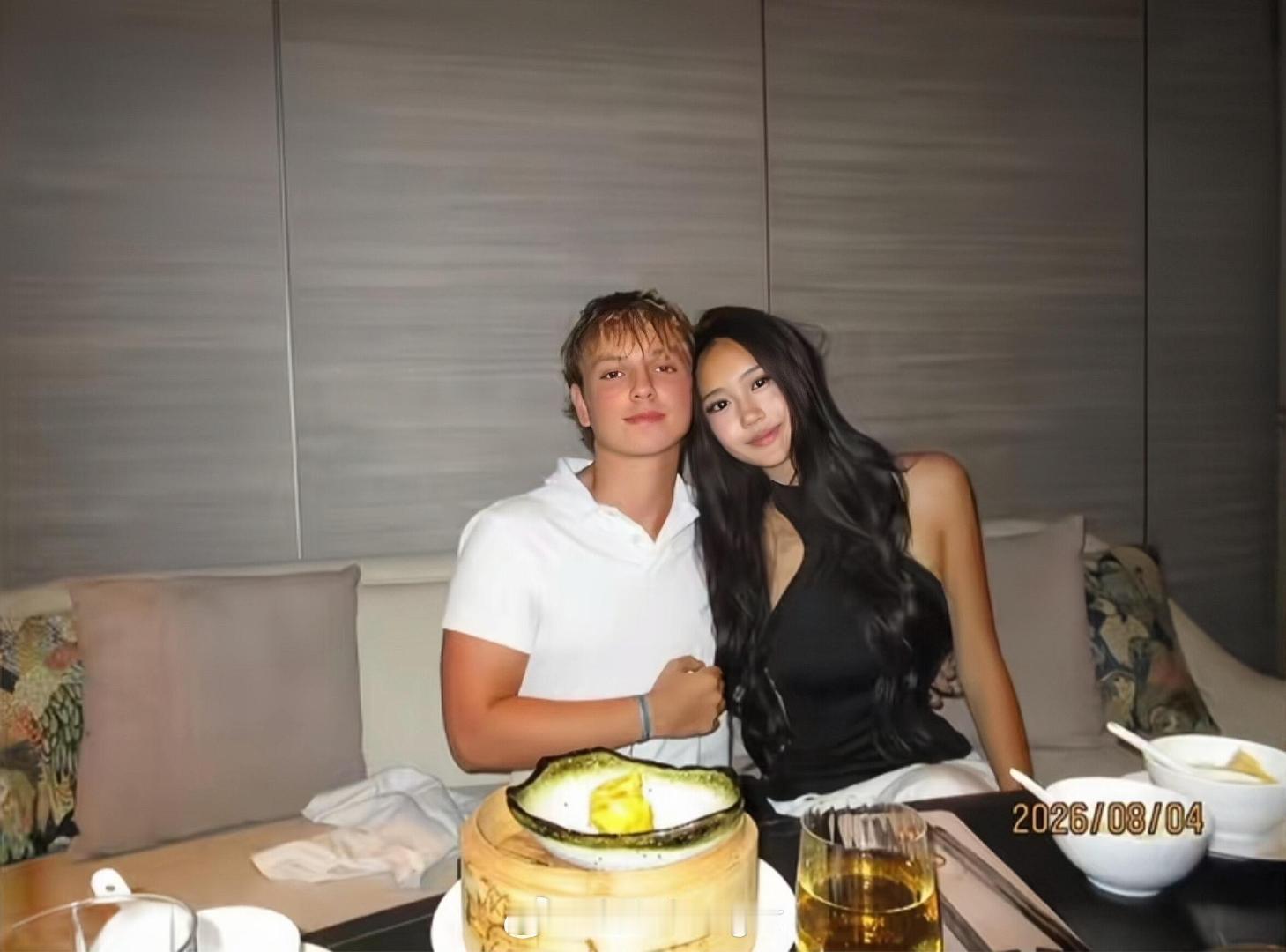#钟丽缇女儿晒与男性朋友合照#考拉晒出的多图合照，有贴脸自拍还有餐桌合影，记录聚会时光。#钟丽缇女儿考拉和男性朋友贴贴# ​