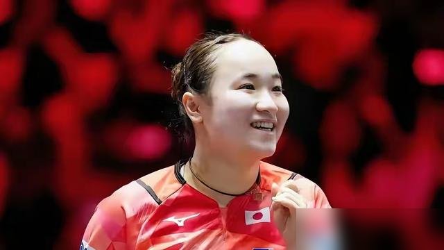 25岁，奥运冠军，被国家队除名了。
日本乒协刚公布新一期名单，伊藤美诚连候补都没进去。这是她12年来头一回被踢出国家队序列。
名单一出，她直接把社交账号清空了。所有乒乓球相关内容全删，简介里“日本乒乓球运动员”七个字也抹了。账号转私密，只剩19条，全是穿搭、爬山、找吃的。
她自己说，是主动离开