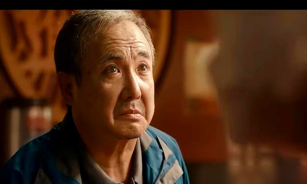 沈腾被武汉观众硬塞了个影帝，他连证书都没接稳，就搁一边了。
这片子开分8.4，全网上来就盯着，结果硬是一路涨到8.7。暑期档唯一豆瓣三连涨，排片从不到20%干到近40%，票房破20亿。
他这次不闹了，演个中东中餐馆厨子。战火里颠勺，人从自私算计，到死护着一群不相干的人。全程收着演，脸上没表情，眼